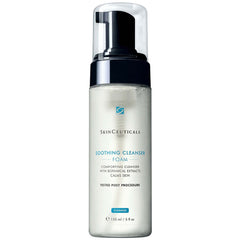 Textura cremosa Replenishing Cleanser sobre piel