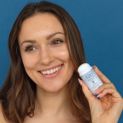 Aplicación del TIZO Mineral Stick sin color para retoques