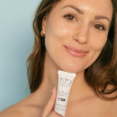 Aplicación TIZO AM Rejuvenation sobre rostro como rutina de mañana