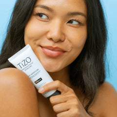 Aplicación TIZO Daily Moisture sobre rostro hidratación diaria