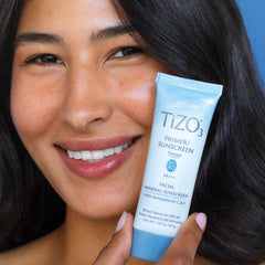 Aplicación de TIZO 3 SPF 40 con color como primer de maquillaje
