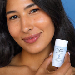Aplicación del TIZO Mineral Stick con color sobre rostro