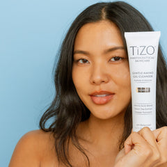 Aplicación del TIZO Gentle Amino Gel Cleanser sobre rostro