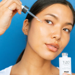 Textura del TIZO Vitamin C+E Serum sobre la piel