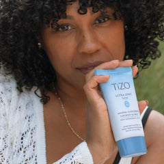 Aplicación TIZO Ultra Zinc SPF 40 con color sobre piel cuerpo y rostro