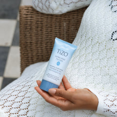 Aplicación de TIZO Ultra Zinc SPF 40 sobre piel para cuerpo y rostro