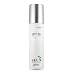Frasco de Delicate Skin Cleansing Gel M.A.D. con manzanilla y aloe vera