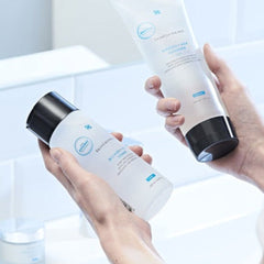 Aplicación del Blemish + Age Toner SkinCeuticals sostenido en mano