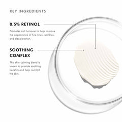 Textura cremosa de Retinol 0.5 sobre superficie blanca